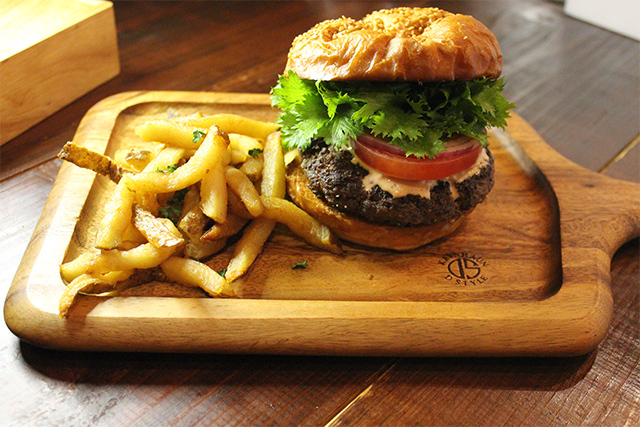 肉屋の黒毛和牛ハンバーガーカリカリポテト付